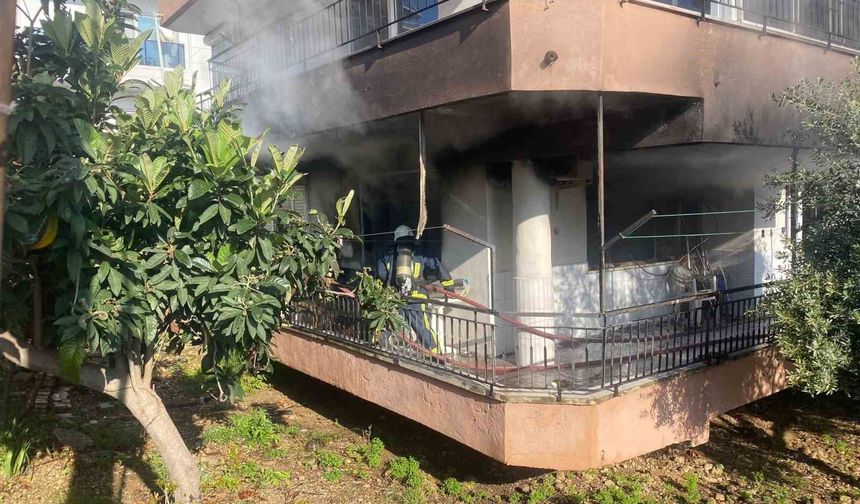 Yanan evden 4 yaşındaki yeğenini çıkarmak isterken yaralandı