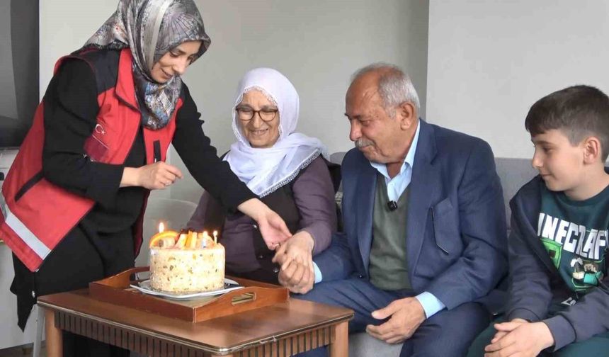 Yaşlı çift, çocukların getirdiği pasta ile Yaşlılar Haftası'nı kutladı