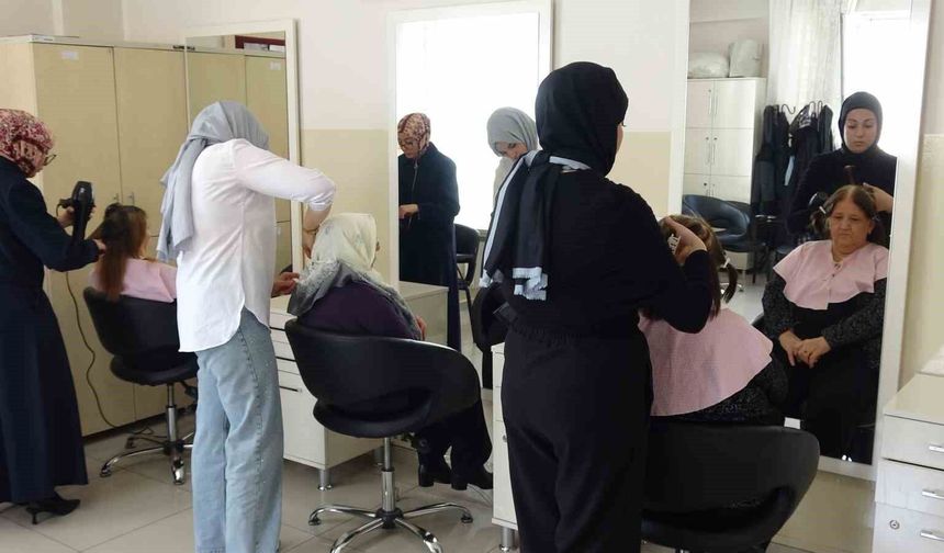 Yaşlılar hayatlarında ilk defa kuaförde bakım yaptırdı