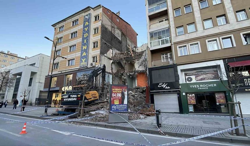 Yıkım sırasında bitişikteki bina hasar gördü, 21 daireli bina tahliye edildi