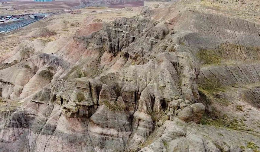 Yozgat'ta yağmur, kar ve rüzgarın şekillendirdiği tepe dron kamerasıyla görüntülendi