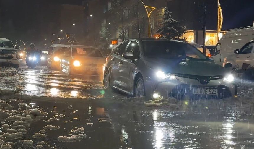 Yüksekova'da caddeler göle döndü, otomobiller adeta suda yüzdü