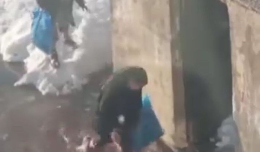 Yüksekova'da çocukların sular altında kalan yollarda şeker mesaisi