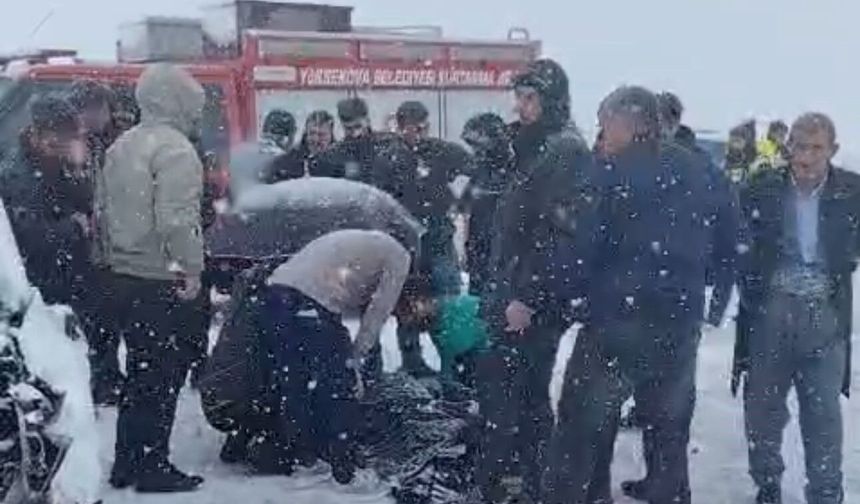 Yüksekova'da kamyonetler çarpıştı: 8 yaralı