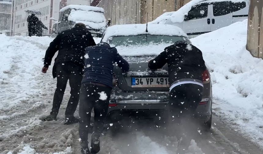 Yüksekova'da kar yağışı etkisini arttırdı, araçlar rampada mahsur kaldı