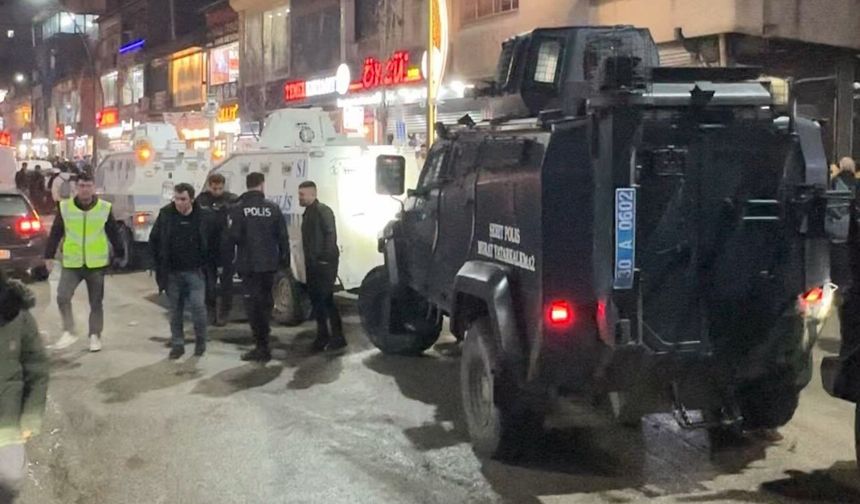 Yüksekova'da taşlı sopalı kavga: 1'i polis 2 yaralı