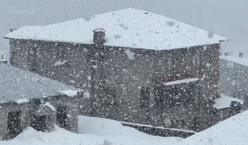 Yüksekova'ya kış geri geldi