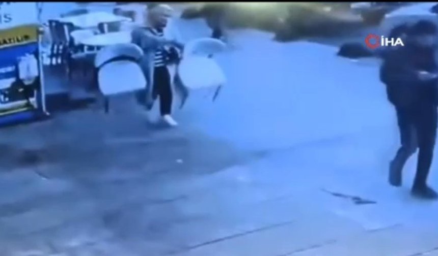 Mağaza önünden sandalyeleri çalan kadın yakalandı