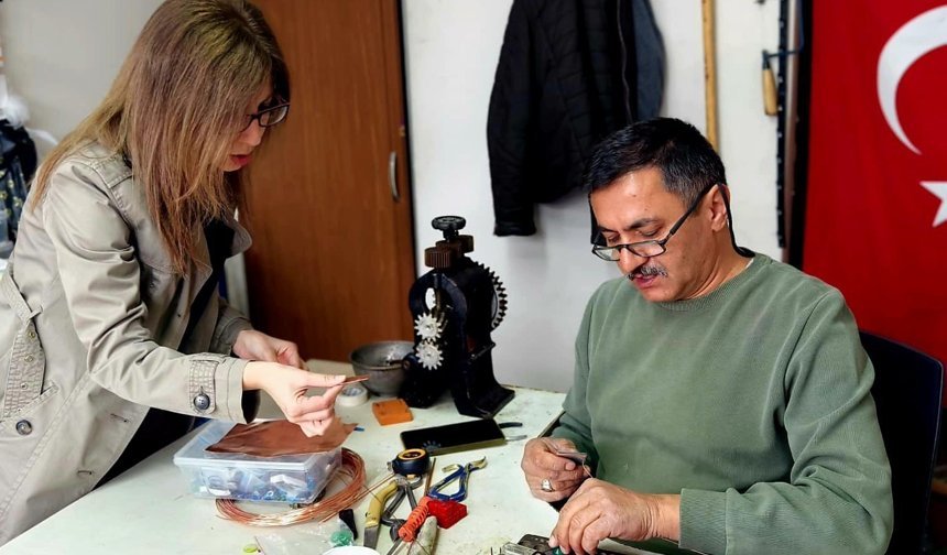 40 yıldır altın, gümüş ve bakıra ateşle şekil veriyor