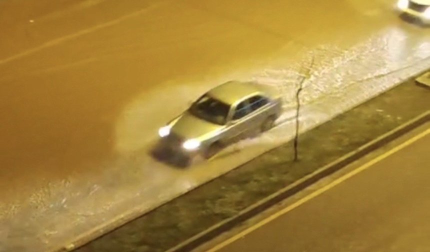 Adana'da şiddetli yağmur cadde ve sokakları göle çevirdi