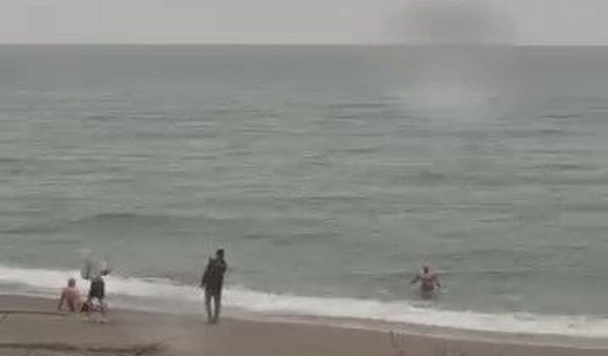 Akçakoca'da yağmura ve soğuk havaya rağmen denize girdiler