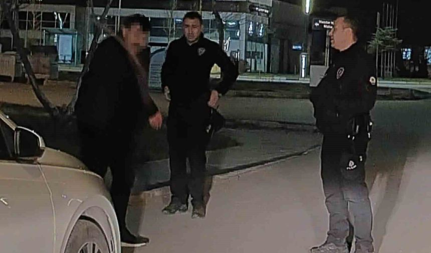 Aksaray polisinin elinde keser olan adamla imtihanı kamerada