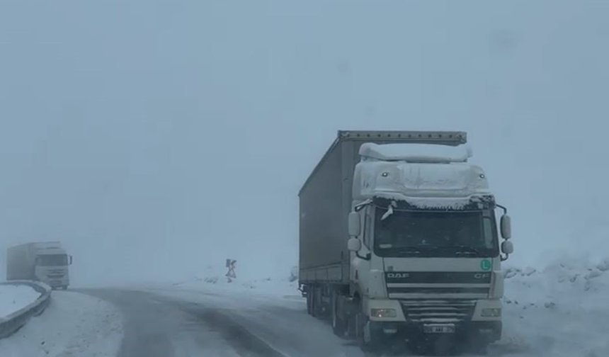 Ardahan'da ulaşıma kar ve tipi engeli