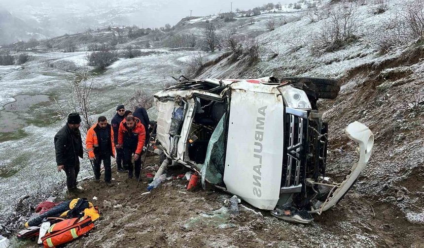 Artvin'de ambulans uçuruma yuvarlandı: 1 ölü, 4 yaralı