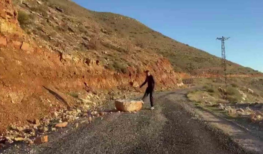 Batman'da yolu kapatan kayaları beden eğitimi öğretmeni temizledi