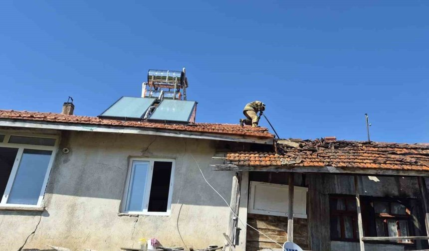 Burdur'da çıkan yangında ev ve ahır zarar gördü