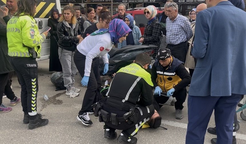 Bursa'da işçi servisine motosiklet çarptı: 2 yaralı