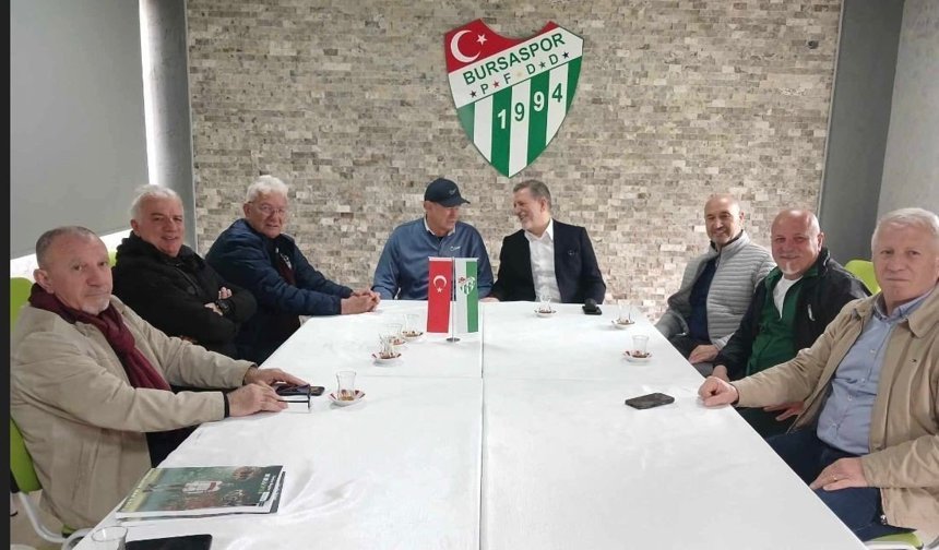 Bursaspor'un unutulmaz kaptanı Özden'in kitabı öğrencilere dağıtıldı