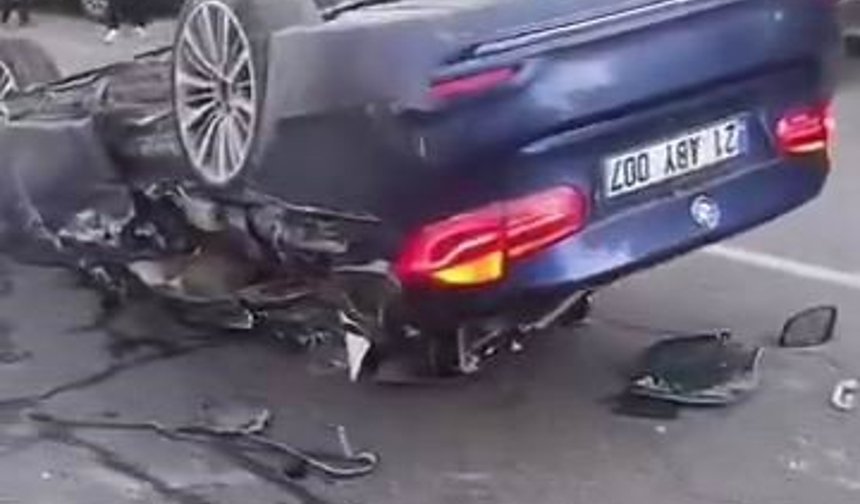 Diyarbakır'da zincirleme kaza: Bir araç takla attı, 2 kişi yaralandı