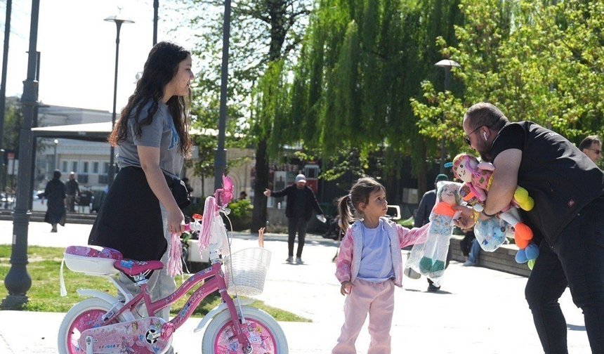 Düşen oyuncakları sahibine ulaştıran çocuklar takdir topladı
