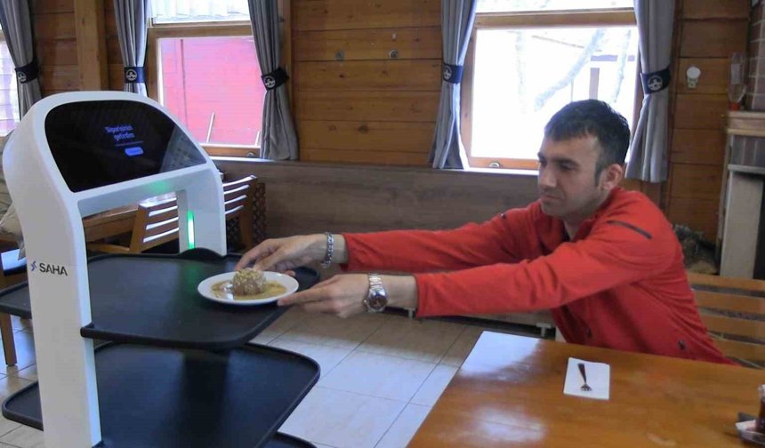 Edirne'de robot garson hizmete başladı, müşteriler memnun