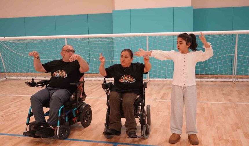 'Engellisiniz' diyenleri evlenerek, 'yapamazsınız' diyenleri zeybek oynayarak susturdular