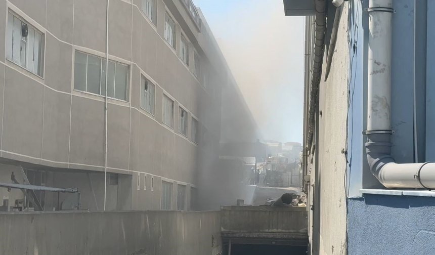 Esenyurt'ta korkutan yangın: Tekstil fabrikası alev alev yandı