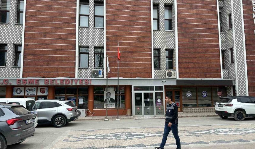 Eşme Belediyesi'ne yönelik 'irtikap' soruşturması kapsamında Başkan Tozan, eşi ve 3 şüpheli gözaltına alındı