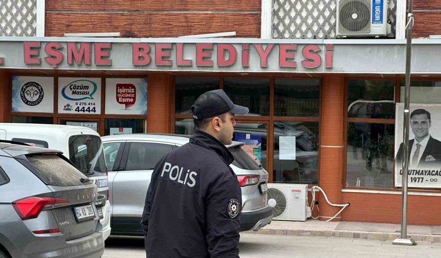 Eşme'da Başkan Tozan, eşi ve 3 şüpheliye irtikap gözaltısı