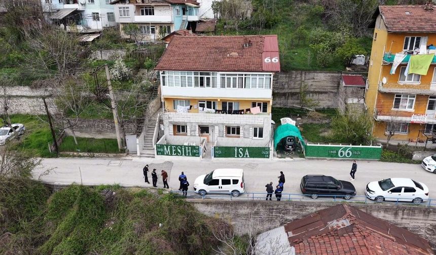 Evin çatısına ve önündeki çitlere yazılan yazılar ekipleri harekete geçirdi