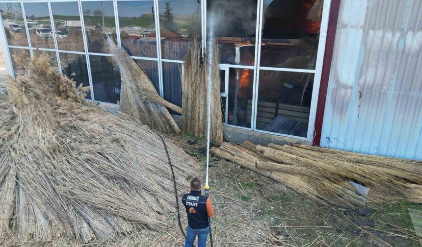 Fabrika yangınında duman ve alevler metrelerce yükseğe çıktı