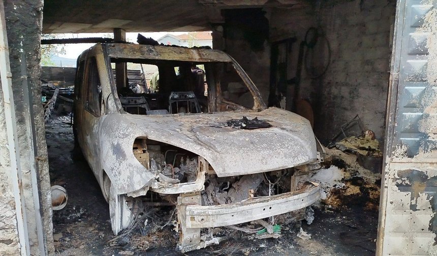 Garajda alevlere teslim olan 2 araç ve motosiklet kullanılmaz hale geldi