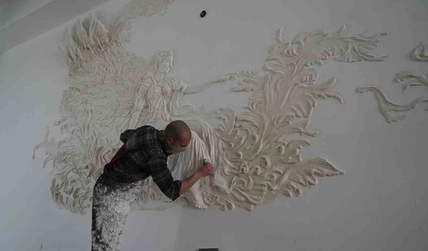 Genç sanatçı alçıyla duvarları resim tablosuna dönüştürüyor