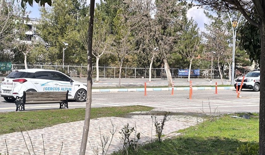 Gercüş'te bulvar işgali: Kaldırılmayan eğitim dubaları trafiği esir aldı