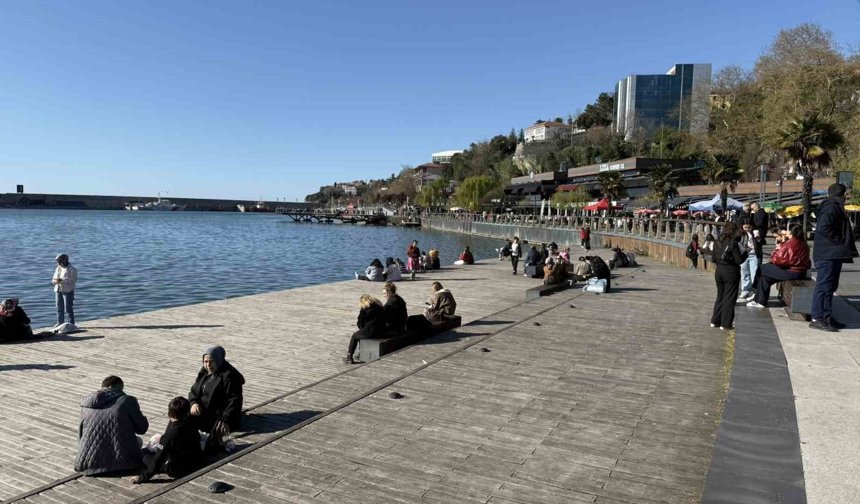 Güneş yüzünü gösterdi, Zonguldak'ta sahil şeridi hareketlendi