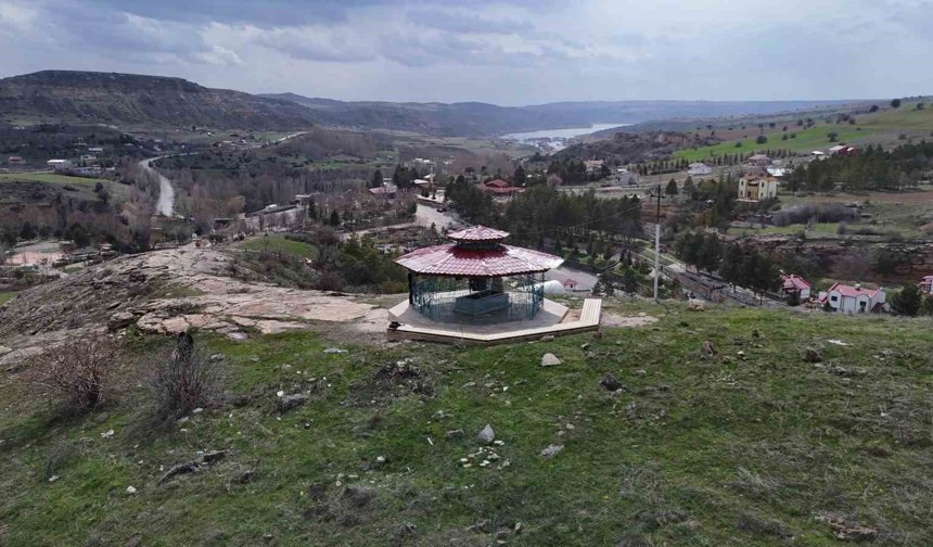 Hakim tepedeki türbesinde ziyaretçilerini ağırlıyor