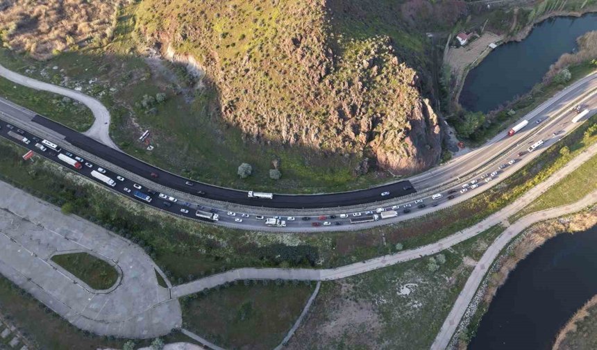 İki otomobil çarpıştı, 3 kişi yaralandı: Trafik yoğunluğu havadan görüntülendi