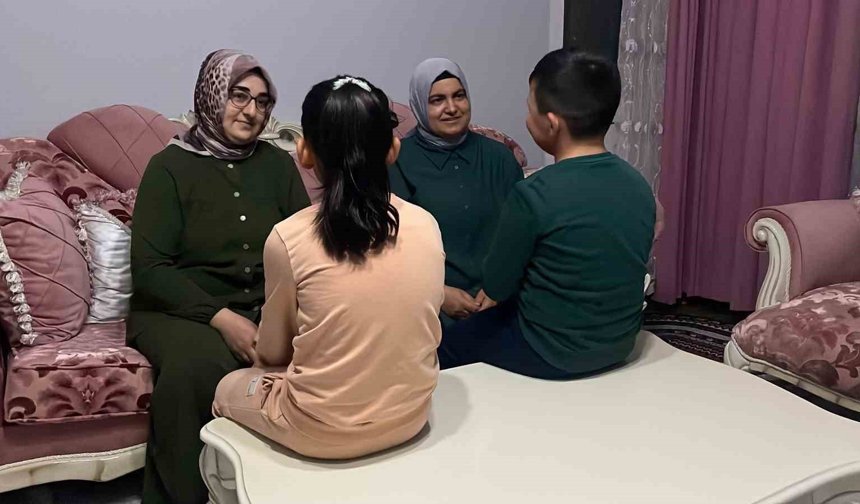 İlkokul öğrencilerinin sıra tartışmasında okula gelen baba, anne ve babaanne 2 çocuğu darp etti