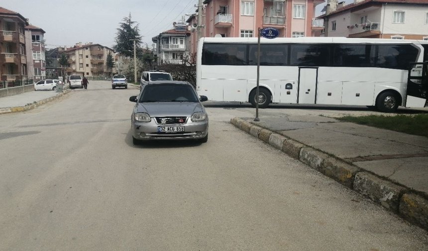 Isparta'da otomobil ile tur otobüsü çarpıştı: 1 yaralı