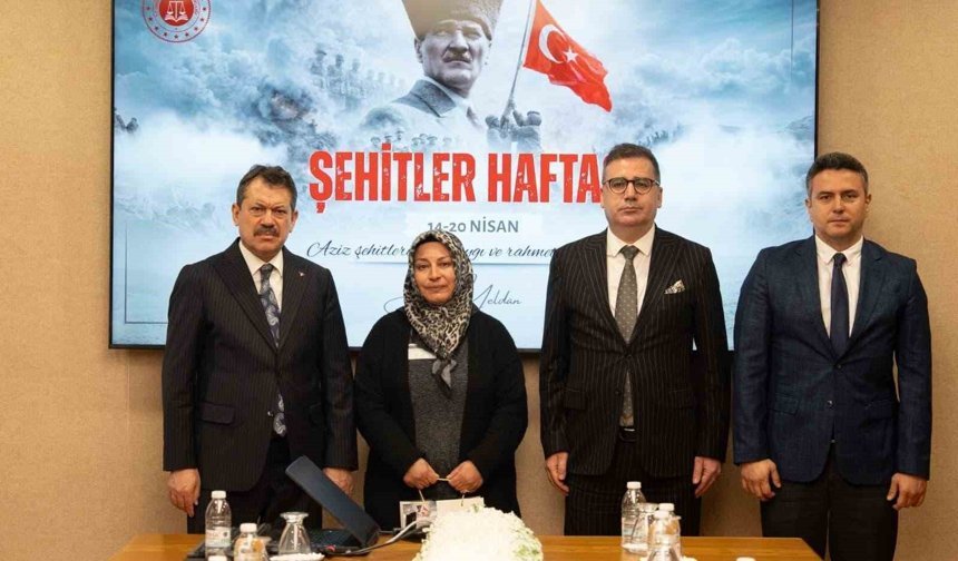 İzmir Adliyesi'nde şehit yakınları unutulmadı