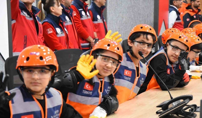 İzmir'de çocuklar 23 Nisan etkinliklerinde kriz yönetiminin başına geçti