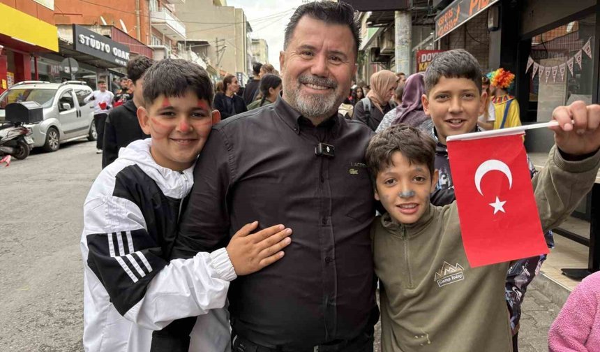 İzmirli işletmeciden 23 Nisan'da binlerce çocuğa pide ve bayrak