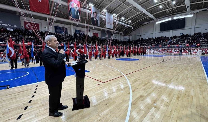 Karabük'te 23 Nisan coşkusu spor salonuna sığmadı