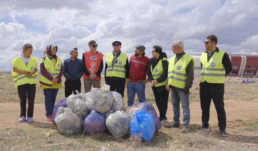 Karaman'da 'Bugün temizle, yarın nefes al' sloganıyla doğaya atılan çöpler toplandı