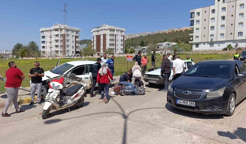 Kontrolden çıkan otomobil ışıklarda bekleyen araçlara çarptı: 3 yaralı