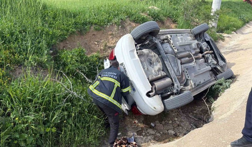 Mardin'de otomobil yol kenarına devrildi: 5 kişi yaralandı