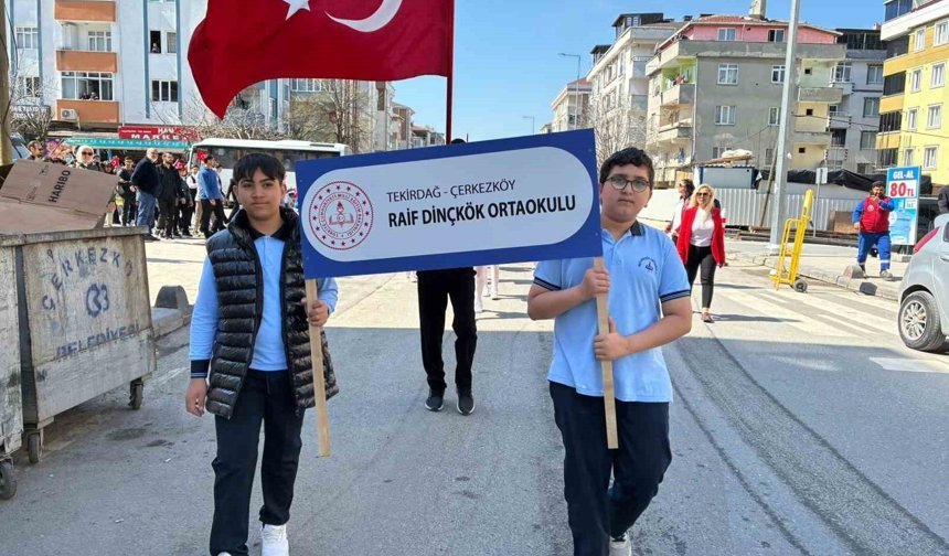 Marşlar eşliğinde mahalleyi turladılar