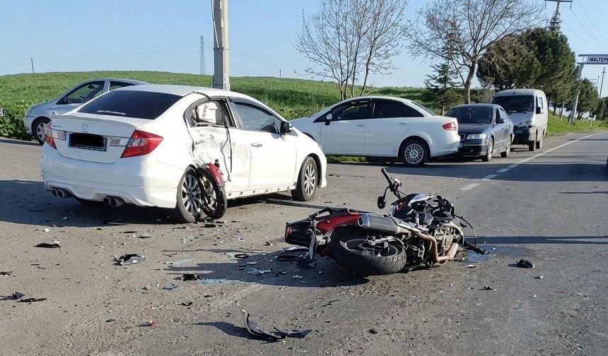 Motosiklet otomobile ok gibi saplandı