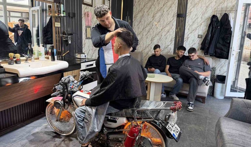 Motosikleti berber koltuğuna dönüştürdü, gençler sıraya girdi