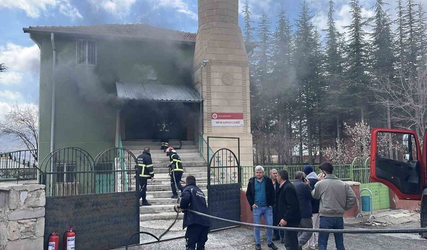Niğde'de camide yangın, ekiplerin müdahalesi sürüyor